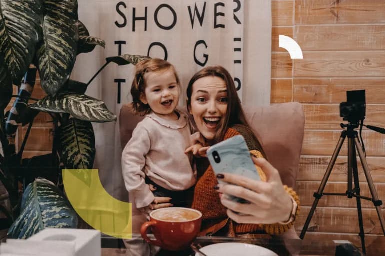 أمهات منصات التواصل.. لماذا أصبحت رعاية الأطفال بطولة؟